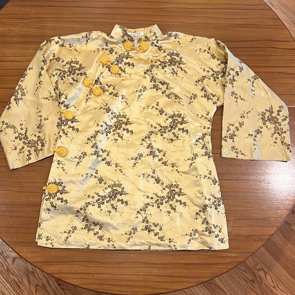 Traditional women’s Tang Suit top gold, snaps and frog closures, mandarin collar